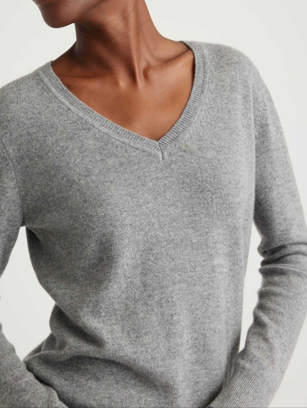Quince The Cashmere V-Neck Sweater In Heather Gray Medium